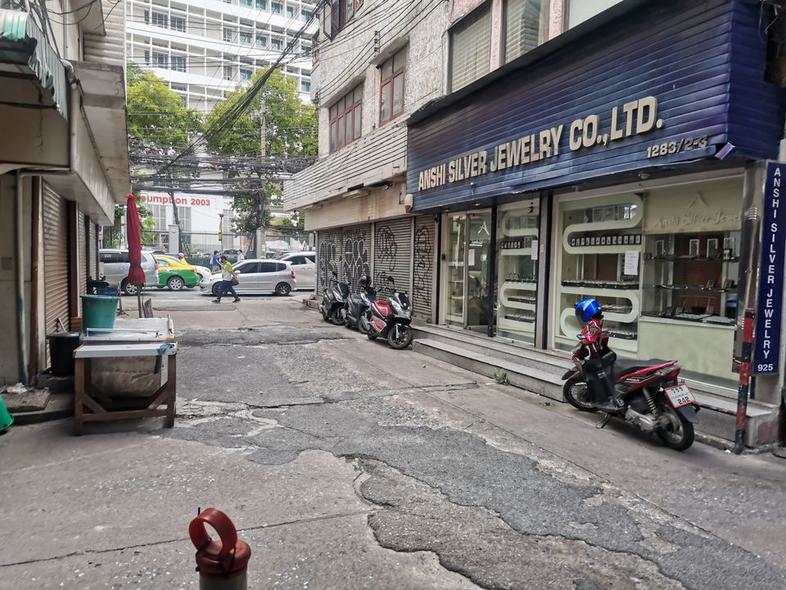 Project 3-story commercial building for rent on Charoen Krung Road. Located at the entrance of Soi Charoen Krung 49 or oppo...