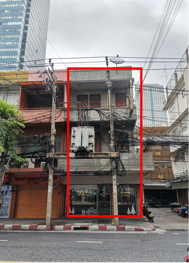 Project 3-story commercial building for rent on Charoen Krung Road. Located at the entrance of Soi Charoen Krung 49 or oppo...