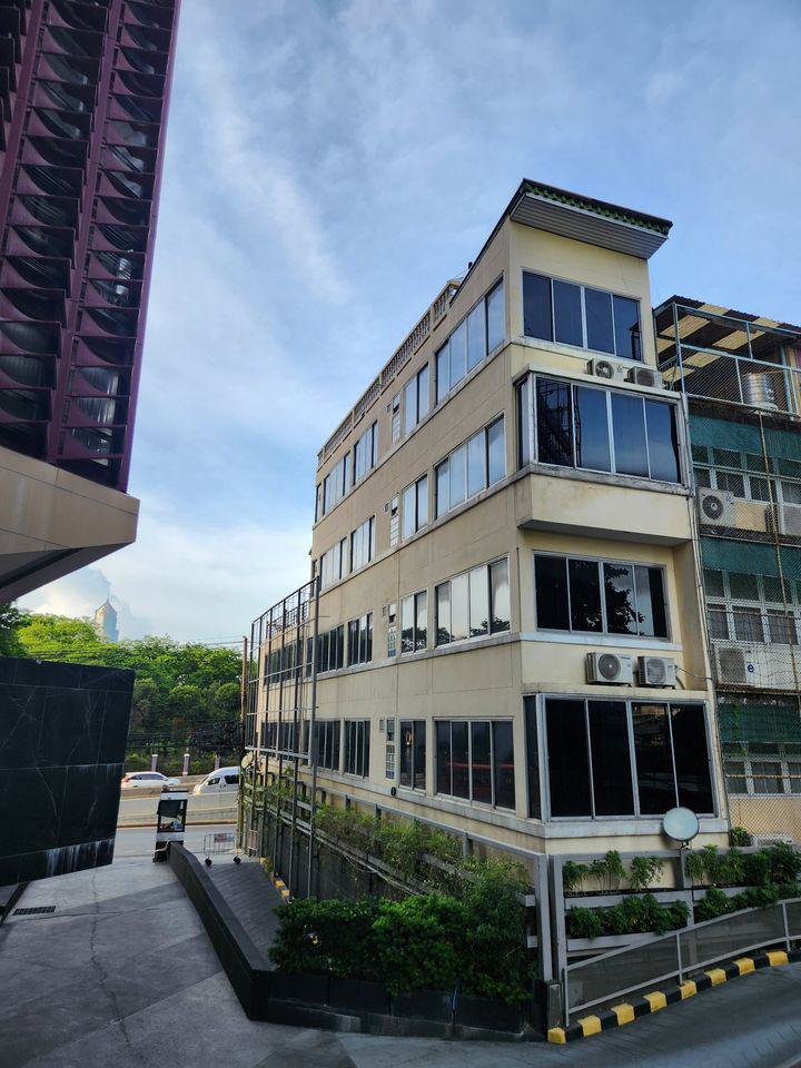 Project For rent, Townhouse At the heart of Bangkok, located opposite of Lumphini park Size  200 sq.m. ให้เช่าอาคารพาณิชย์ ...